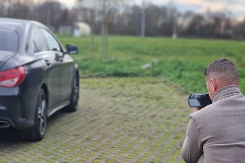 Daniel Maudrey Pelikan fotografiert ein Fahrzeug zur Bewertung